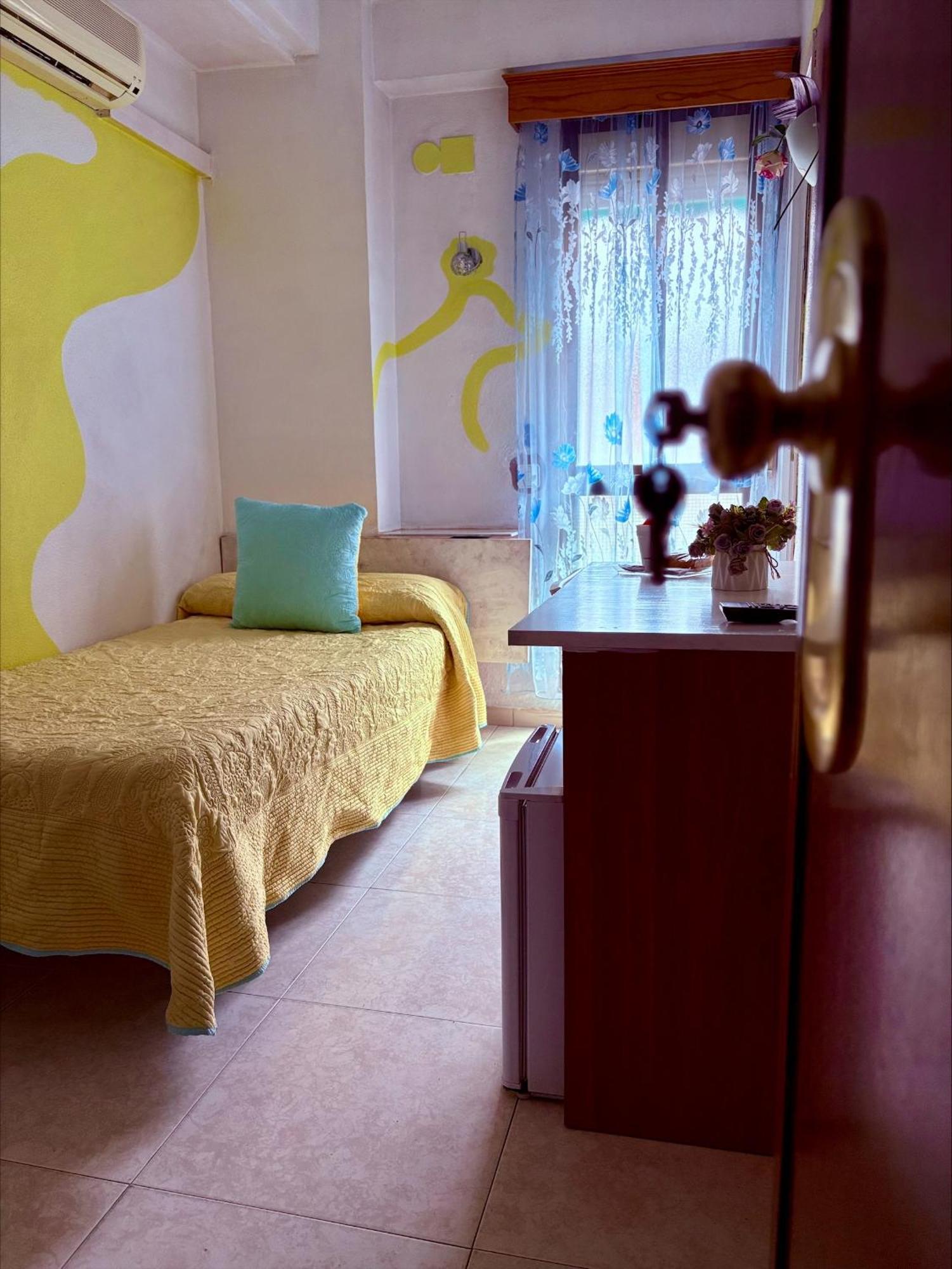 Hostal La Rosa Касерес Экстерьер фото