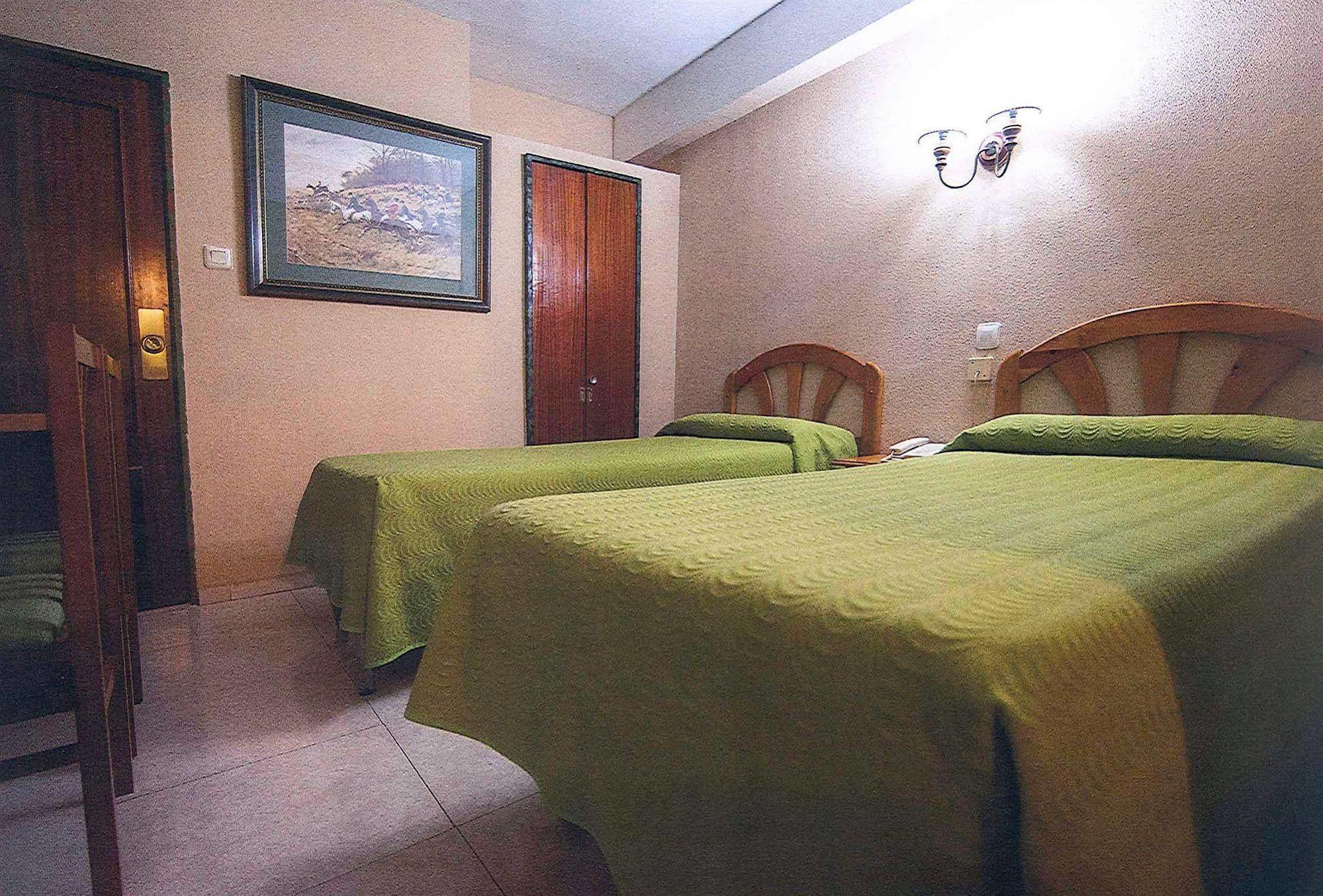 Hostal La Rosa Касерес Экстерьер фото