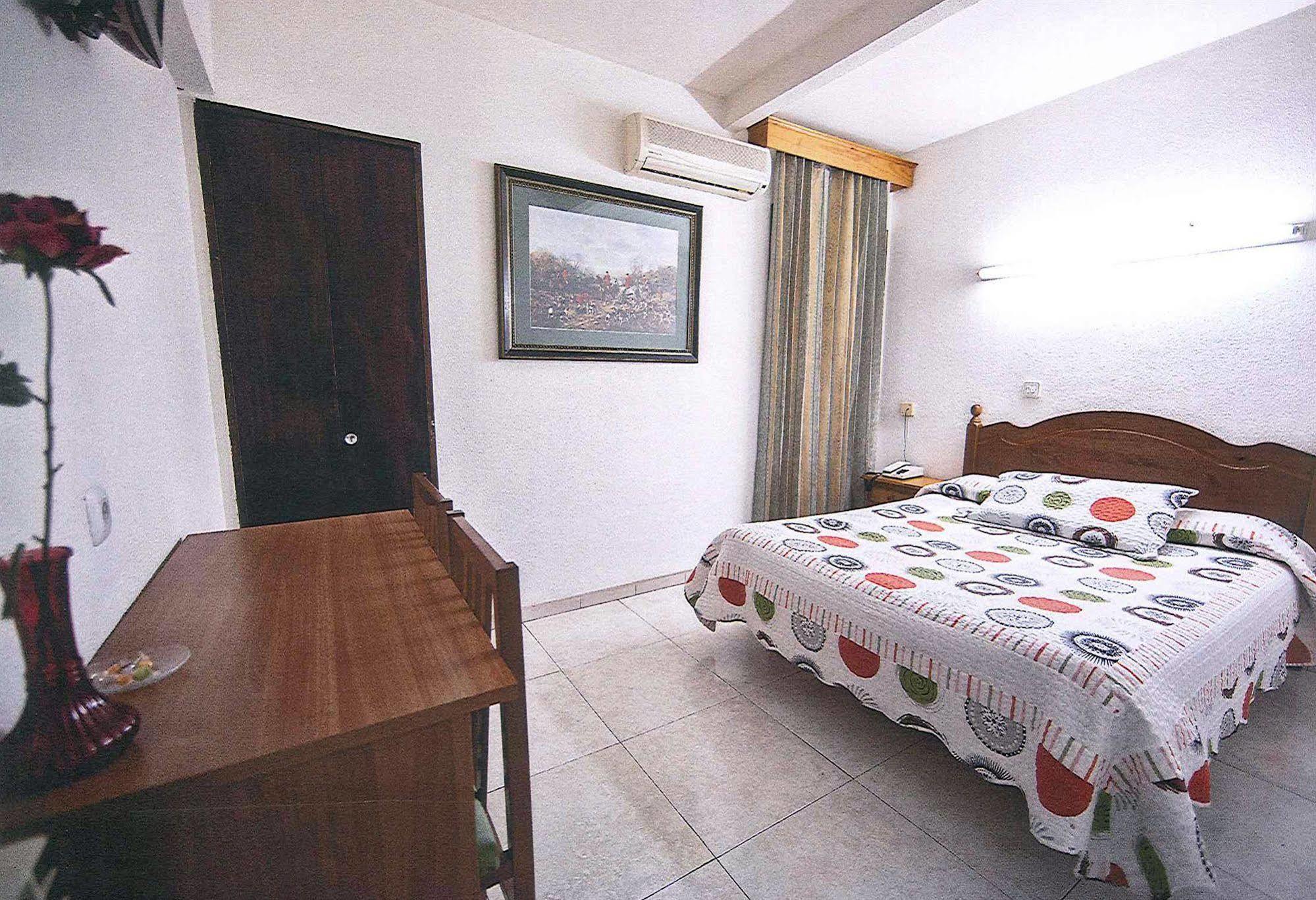 Hostal La Rosa Касерес Экстерьер фото